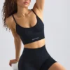 Super Sculpt Seamless Scoop-Neck Sports Bra in Black