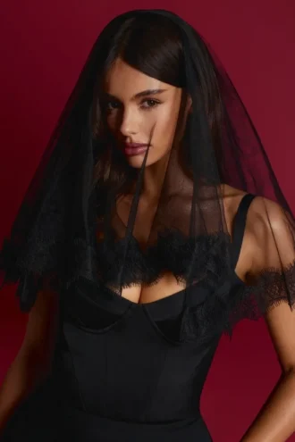 Trixie Lace-Trim Veil in Black